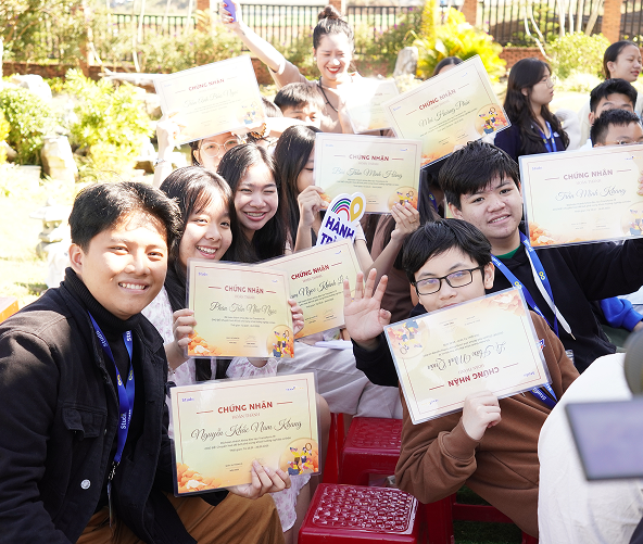 Học viên Studii nhận chứng nhận tốt nghiệp